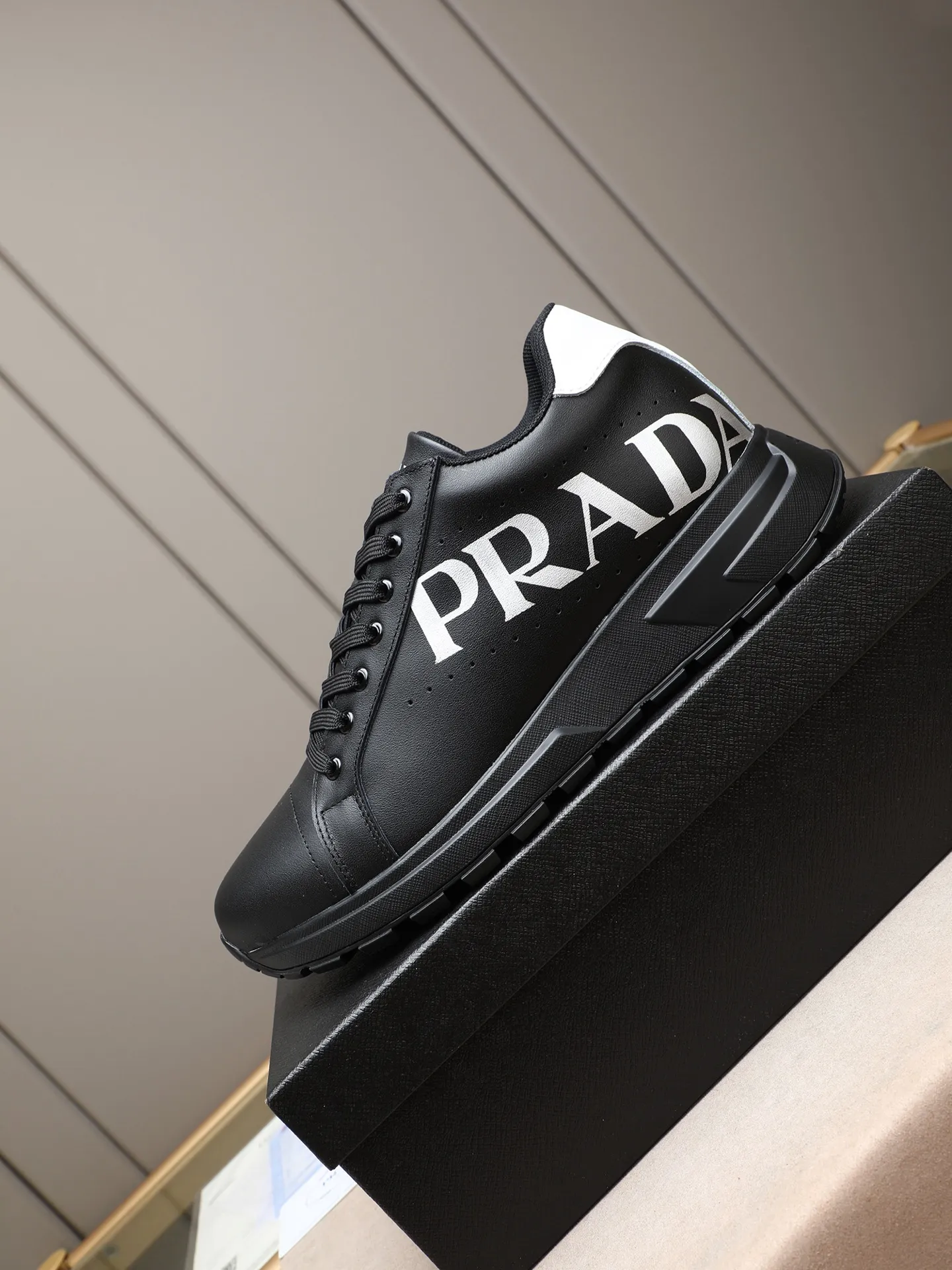 Men's shoes 💰460 PRADA's new model is on the market, the picture above is a must-sell! Fashionable casual men's shoes, trendy and versatile, relaxed and sporty style, imported cowhide leather uppers 3D printed and ultra-fine workmanship. Light and comfortable on the feet, available in 5 colors! 38-44(45 customized)